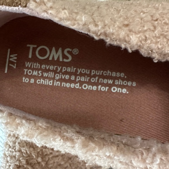 Toms NWOB Blush Color Sunset Faux Shearling Fuzzy Furry Slip On Boat Shoes sz 7 - Picture 11 of 13